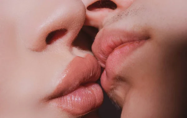 官能的なキスを閉じます。男性と女性の唇の閉鎖はキスしたいと思います。セクシーキス. — ストック写真