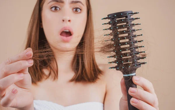 Chica triste con el pelo dañado. Tratamiento del problema de pérdida de cabello. Retrato de mujer con peine y cabello problemático. —  Fotos de Stock