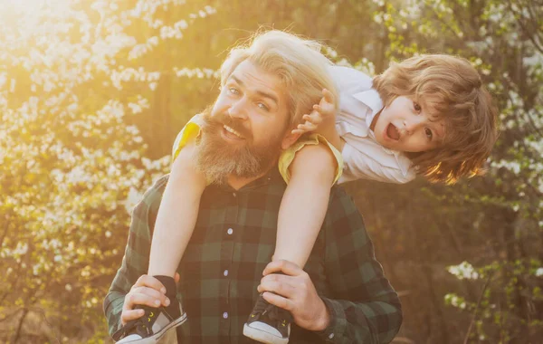 Padre e hijo. Familia de primavera. Día de los padres. — Foto de Stock