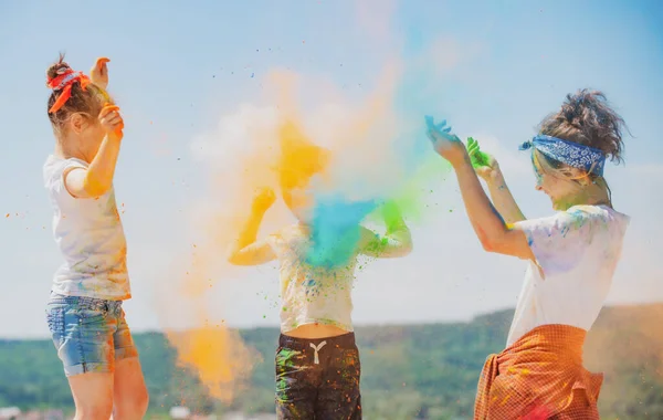 Miúdos engraçados no verão. Pó de respingo colorido e poeira de cor. — Fotografia de Stock