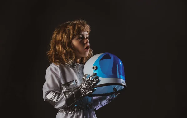 Drôle enfant garçon jouer astronaute ou astronaute. — Photo