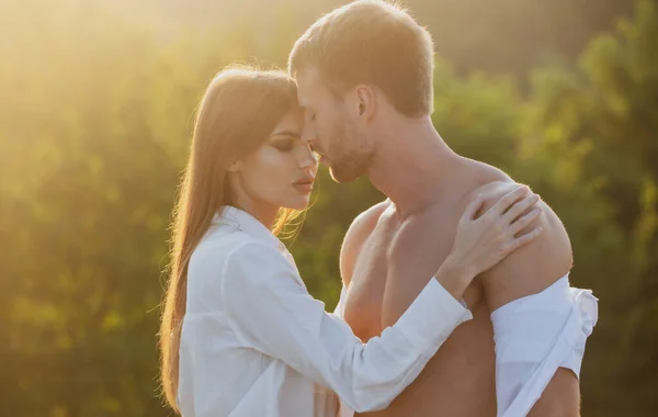 Amantes jóvenes abrazándose y abrazándose. Pareja enamorada ternura y afecto. — Foto de Stock