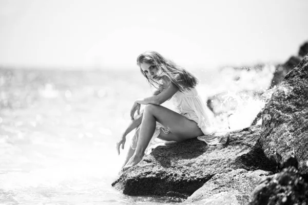 Fiatal vonzó lány tökéletes testtel a trópusi nyári strandon. Szexi nő a tengeren, érzéki női modell pózol közel óceán háttér másolás tér. — Stock Fotó
