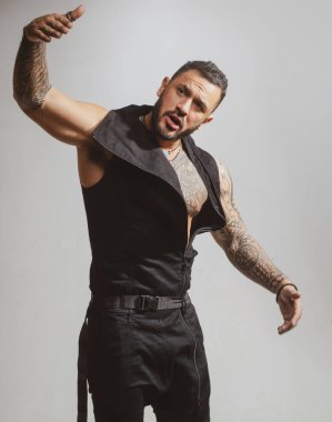 İfade jesti olan. Modaya uygun yakışıklı adam kameraya bak, modacı adam..
