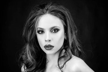 Kadın makyajına yakın çekim. Kırmızı dudaklı güzel makyaj, koyu dumanlı gözler..