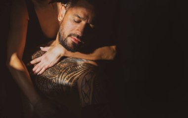 Acımasız bir adam, yakışıklı erkek modelin ciddi yüzü, erkek gücü kavramı ve güçlü. Seksi çift..