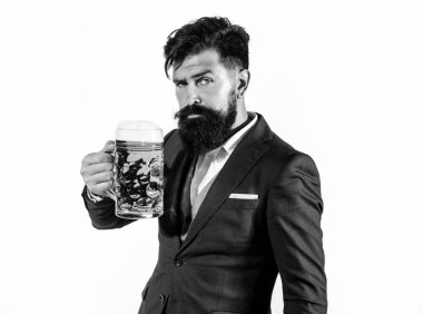 Bira içen zarif bir adam. Bira bardağı ve bira tutan bira makinesi..