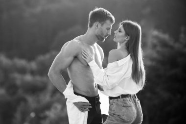 Şehvetli, tutkulu çift nazikçe öpüşüyor, şefkat ve samimiyetin tadını çıkarıyor. Genç, seksi, sevgi dolu bir çift. Romantik aşıklar karşı karşıya gelir..