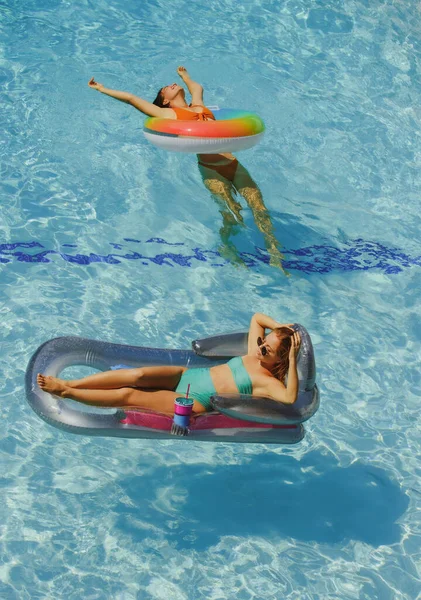 Φίλοι σε καλοκαιρινές διακοπές. Καλοκαιρινές γυναίκες στην πισίνα. Εβδομαδιαία. — Φωτογραφία Αρχείου
