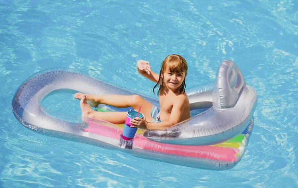 Wakacje dla dzieci. Czas na lato. Dziecko w basenie. Chłopak pływa w aquaparku. Zabawny dzieciak na nadmuchiwanym gumowym materacu. — Zdjęcie stockowe