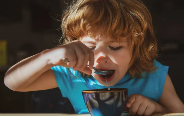 Koncepcja odżywiania dzieci. Zdrowe domowe jedzenie dla dzieci. Chłopak je śniadanie w kuchni. Żywność ekologiczna. — Zdjęcie stockowe