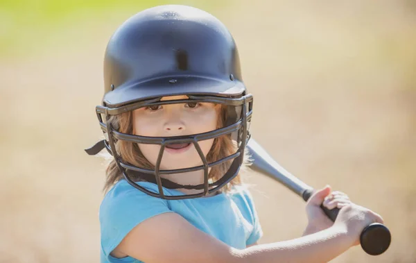Kid honkbal klaar om te slaan. Kind slagvrouw op het punt om een worp te raken tijdens een honkbalwedstrijd. — Stockfoto