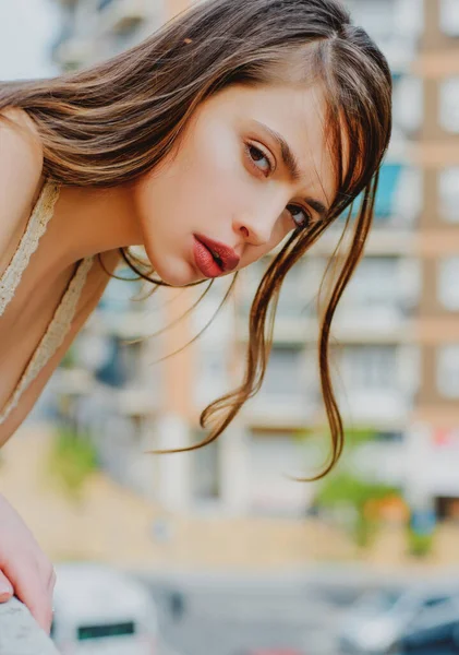 Retrato de chica de ciudad. Chica de moda en el balcón. Moda callejera. Mujer en la ciudad moderna. —  Fotos de Stock