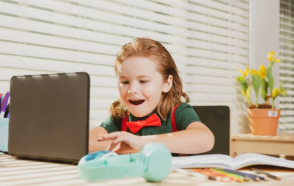 Onderwijs en afstandsonderwijs voor kinderen, thuisonderwijs. School kind kijken online onderwijs klasse op het internet thuis. — Stockfoto