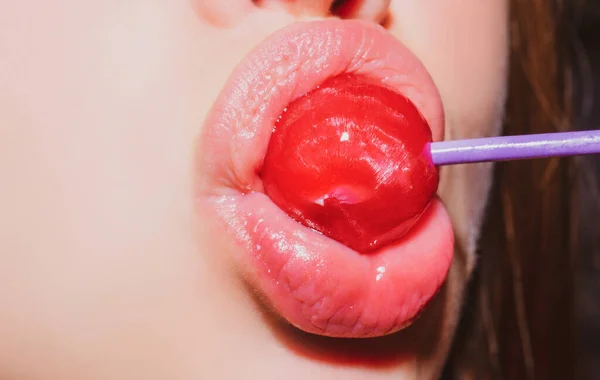Szexuális ajkak cukorkával, szexi édes álmok. Női száj nyalogatja chupa chups, szopás nyalóka. — Stock Fotó