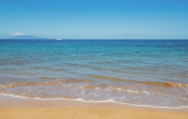 Pantai tropis dengan pasir laut pada liburan musim panas. — Stok Foto