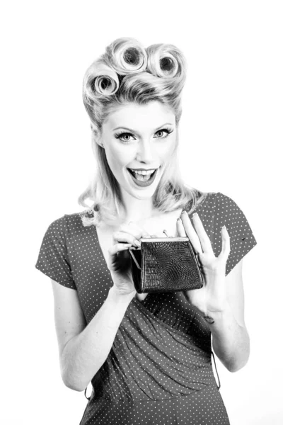 Besparingsconcept. Retro pinup vrouw geld besparen in geldkist. Pin up meisje in vintage stijl huisvrouw. — Stockfoto