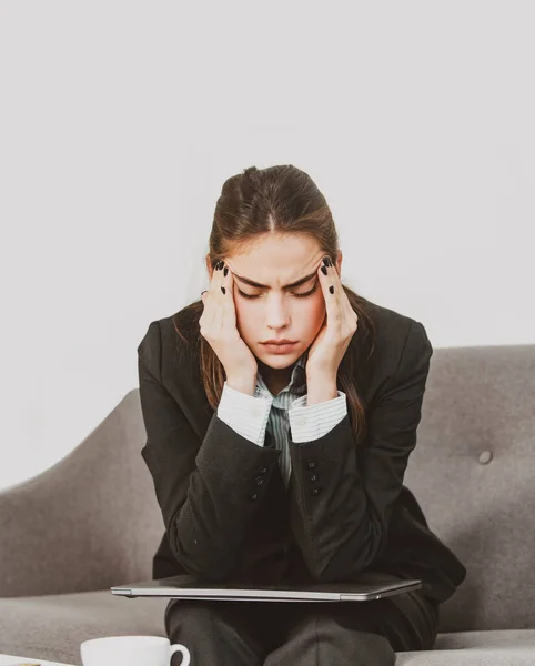 Un asunto difícil. Joven mujer de negocios freelancer o ceo empleado que trabaja en la oficina. — Foto de Stock