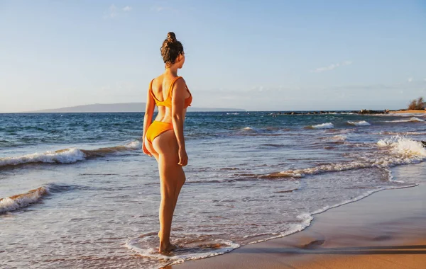 Kadınlar tropik plaj tatilinin tadını çıkarıyor. Refah ve seyahat kavramı. — Stok fotoğraf