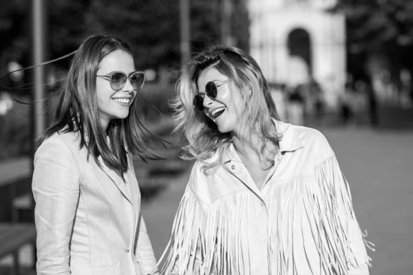 两个兴奋而快乐的女人一起在街上散步。时尚模特在城市街道上摆出一副很惊讶的样子.快乐的休闲、无忧无虑的周末和浪漫的假日. — 图库照片