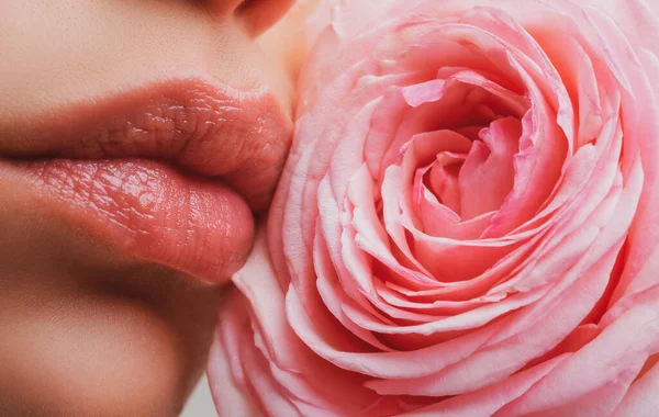 Mädchen öffnen den Mund. Natürliche Schönheit Lippen. Frauenlippen mit rosa Lippenstift. Sinnlicher Lippenbalsam für Frauen. Rote Lippe mit glänzendem Lipgloss. Nahaufnahme, Makro mit schönen Mündern. Schöne Frauenlippen mit Rose. — Stockfoto