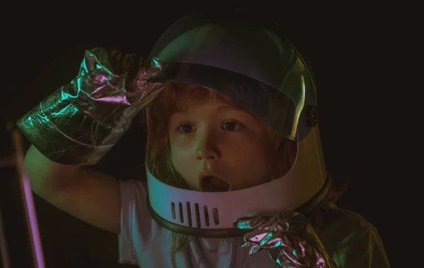 Enfant est habillé d'un casque astronaute costume espace nad. Petit garçon en combinaison spatiale. Idées créatives et concept de technologie d'innovation. Gros plan excité enfants visage. — Photo