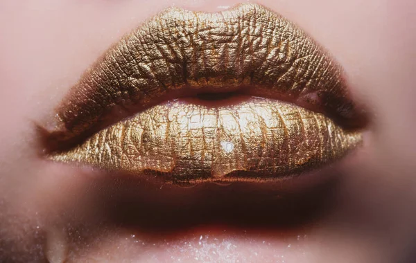 Los labios dorados. Boca de mujer cerca con lápiz labial de color dorado en el labio. Labios brillantes que muerden. — Foto de Stock