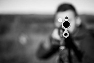 Hunter avı av tüfeği silahla. Silah varil. Bulun. Metin için yer kopyalayın. Av silahı.