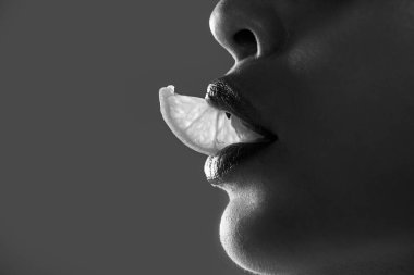 Seksi meyveler. Limonlu dudaklar. C vitamini yaz içeceği konsepti. Çay zamanı..