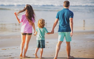 Yaşam tarzı aile. Aile eğlence aktiviteleri konsepti. Sahilde tatil yapan kaygısız bir aile..