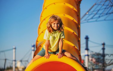 Çocuk kaydırak parkında. Çocuklar için yaz tatili.