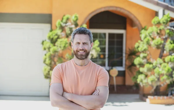 Um homem confiante à porta de uma nova casa. Casa de compra bem sucedida do agente imobiliário para fins de investimento. — Fotografia de Stock