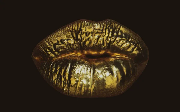 Guldläppar. Guldfärg från munnen. Gyllene läppar på kvinnlig mun med make-up. Sensuell och kreativ design för gyllene metallic. Isolerad konst bakgrund. — Stockfoto