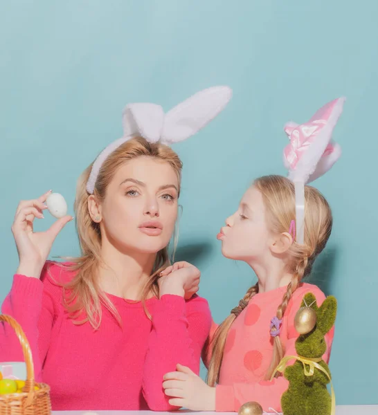 Šťastná rodina se připravuje na Velikonoce. Roztomilá holčička s mámou na uších králíčka. Matka a dcera na Velikonoce. — Stock fotografie