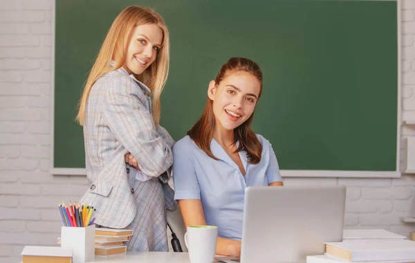 Öğrenci kızlar okul okulunda birbirleriyle konuşuyorlar. Arkadaşlarla sınava hazırlanma ve öğrenme. — Stok fotoğraf