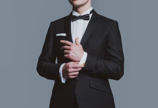 Zakelijk uiterlijk. Man repareert manchetknopen. Mannelijke kostuummode. Heren in zwart pak. Elegante en stijlvolle kleding. — Stockfoto