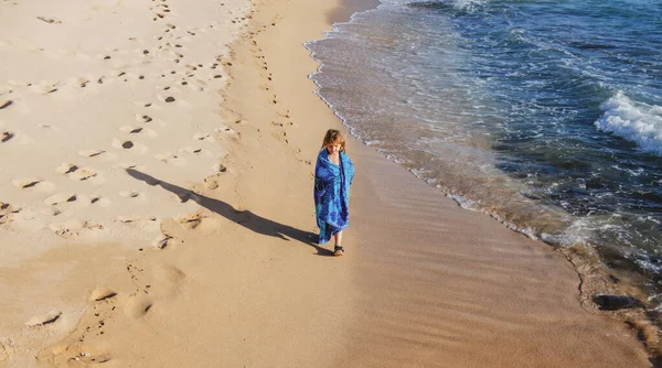 穿着毛巾在夏日沙滩上散步的孩子. — 图库照片
