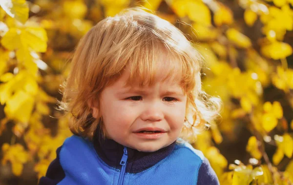 Criança chorando. Cara de criança, retrato de rapaz. Bebê chorar. — Fotografia de Stock