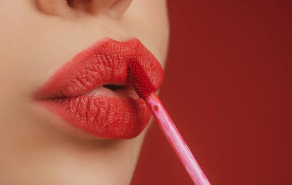 Lábios vermelhos sexy. Aplicando maquiagem no lábio. Beleza de maquiagem. Lábios batom close-up. — Fotografia de Stock