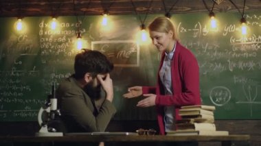 Sınıfta profesörü dinleyen lise öğrencisi. Üniversitede tahtada düşünen bir kız öğrenci. Okul matematik dersleri. Öğretmen çift. Bilgi günü.