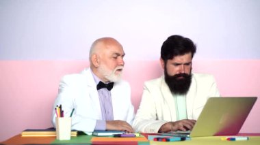 Yetişkin oğul, yaşlı babaya bilgisayarda yardım ediyor. İş kadınları dizüstü bilgisayardan bilgi arıyor, strartup proje geliştiriyor.