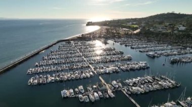 Santa Barbara California Liman İskelesi, insansız hava aracı. Santa Barbara iskelesi ve plaj, California. Hava görüntüsü. Yatlar ve tekneler. İskele, port.