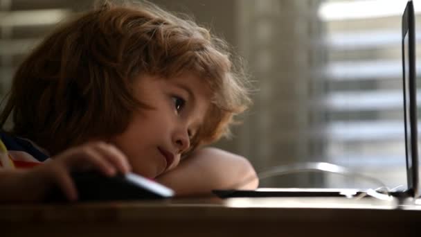 Chlapec ve sluchátkách studovat on-line, dítě vzít internetovou lekci. Vzdělávací proces. — Stock video