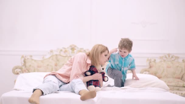 어머니와 아들은 침대에서 놀고 있다. 어머니와아 들 이 침실에서 이야기하는 모습. — 비디오