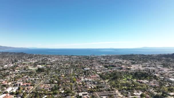 Вид с воздуха на дома в Санта-Барбаре, Калифорния. Воздушный вертолет, летящий на Санта-Барбаре. — стоковое видео