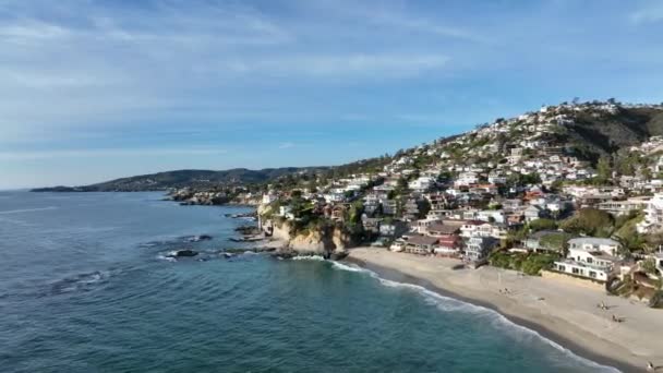 Praia de Laguna, Califórnia. Vista aérea da costa de Laguna Beach, Orange County, costa sul da Califórnia, vista aérea por drone. — Vídeo de Stock
