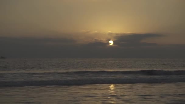 Strand met golf. Zee of oceaan golven bij zonsondergang. Mariene strand achtergrond. — Stockvideo