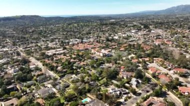 Santa Barbara hava manzaralı, İHA ile uçuyor. Santa Barbara, Kaliforniya 'daki binaların insansız hava aracı görüntüsü.