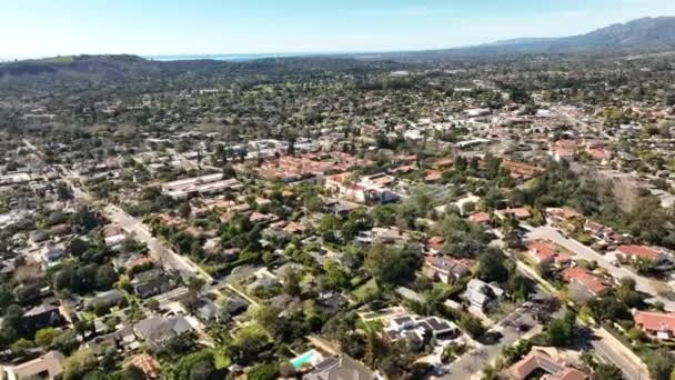 Vista aérea de Santa Bárbara, volando con dron. Vista aérea de drones de edificios en la ciudad Santa Barbara, California. — Vídeos de Stock