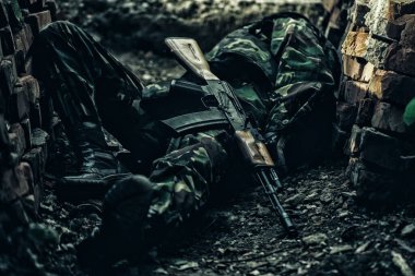 Ölü asker. Rus ya da Ukraynalı askerleri öldürdü. Savaşta yaşam.